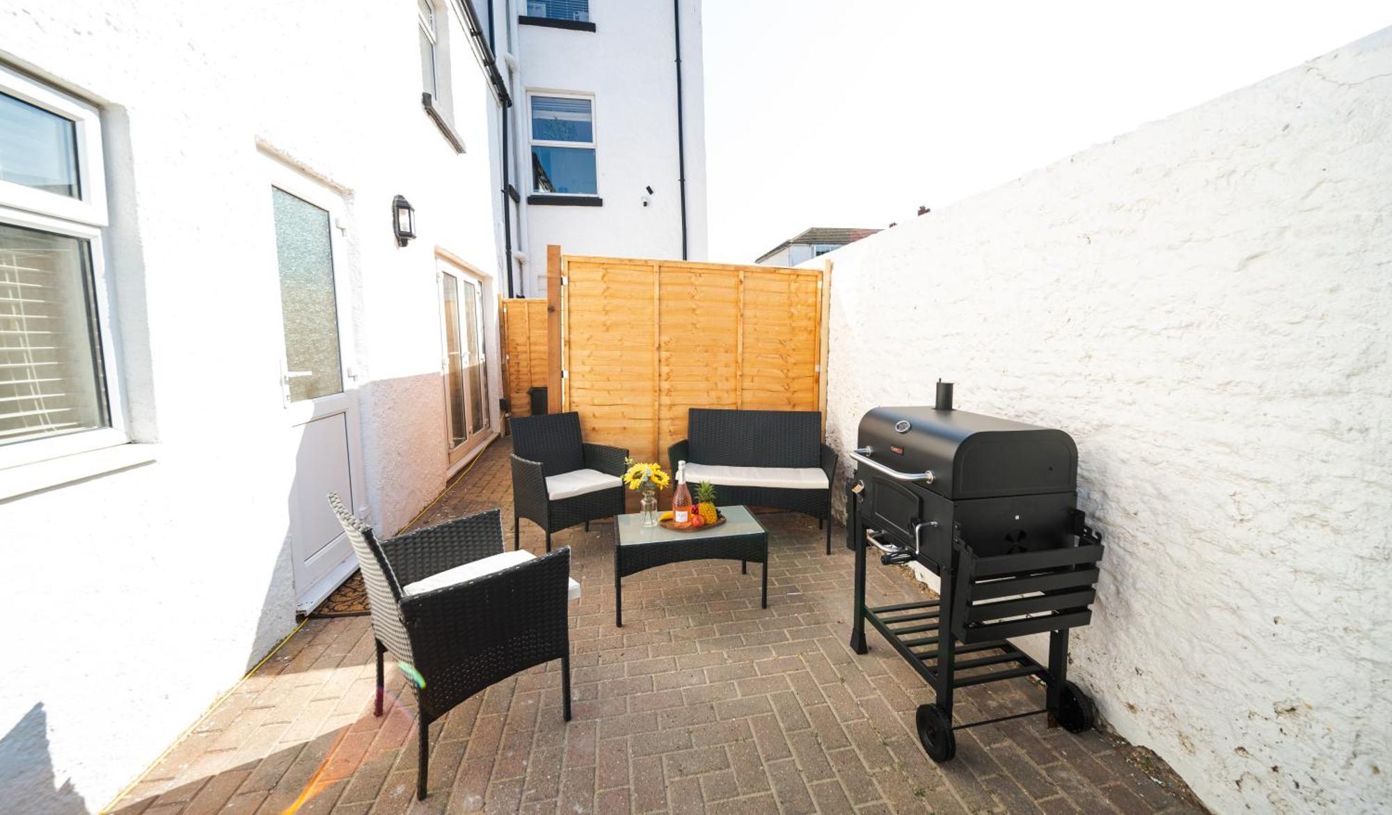 Open Mind - Hottub, 2 Guests & 1 Bed * Bognor Regis